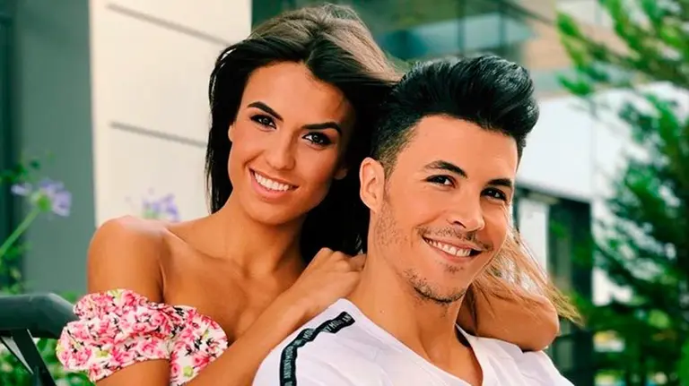 Sofía Suescun y Kiko Jiménez posan en Mediaset. ARCHIVO