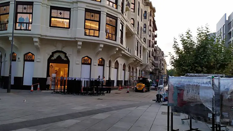 Las primeras prendas llegan a la nueva tienda que Zara inaugurará próximamente en el antiguo edificio de la Vasco Navarra. NAVARRACOM