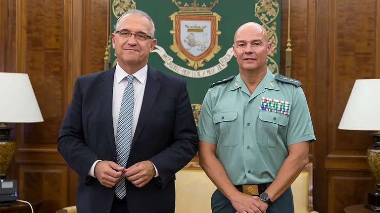 A* Jesús Garzaron
F* 2019_08_28
T* Visita del coronel de la Guardia Civil en Navarra, José Santiago Martín Gómez
L* Despacho alcalde, Pamplona
