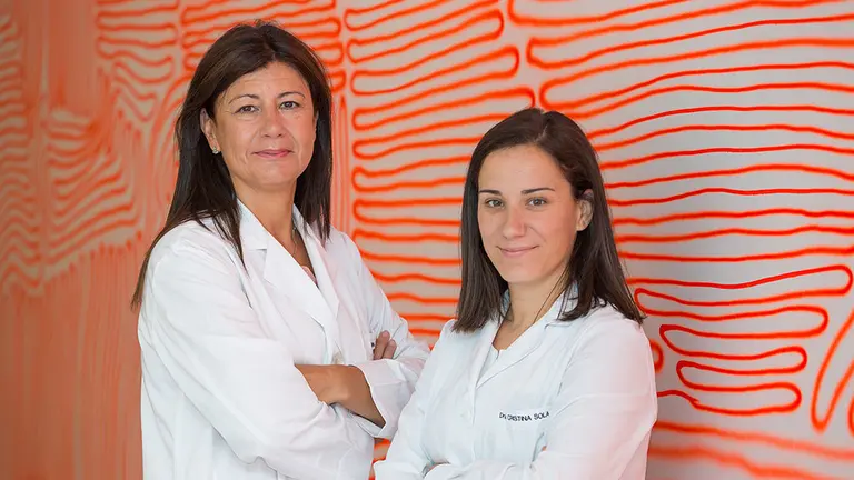 belen ochoa (izquierda) y cristina sola como parte del proyecto de la Universidad de Navarra,la química como una terapia(1)