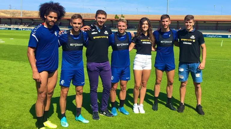 Los atletas del Pamplona Atlético posan con jugadores de Osasuna en Tajonar. @PamplonaAt.