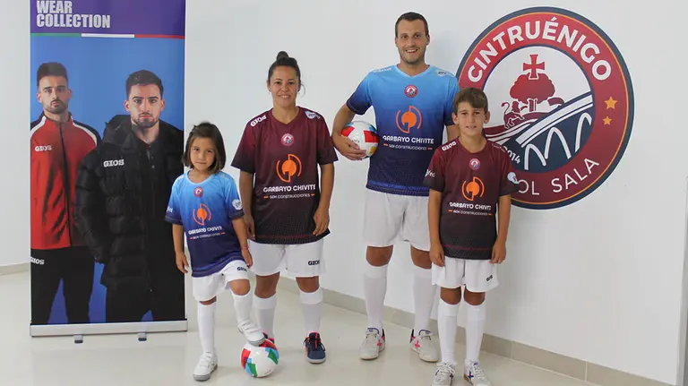 Vanesa Jimenez (Jugadora Senior femenino) Asier Yanguas (Jugador Senior Masculino) Adelante de Izda a dcha_ Andrea Pérez (Escuela Cintruénigo FS ) y Angel Pérez. Escuela Cintruénigo FS.