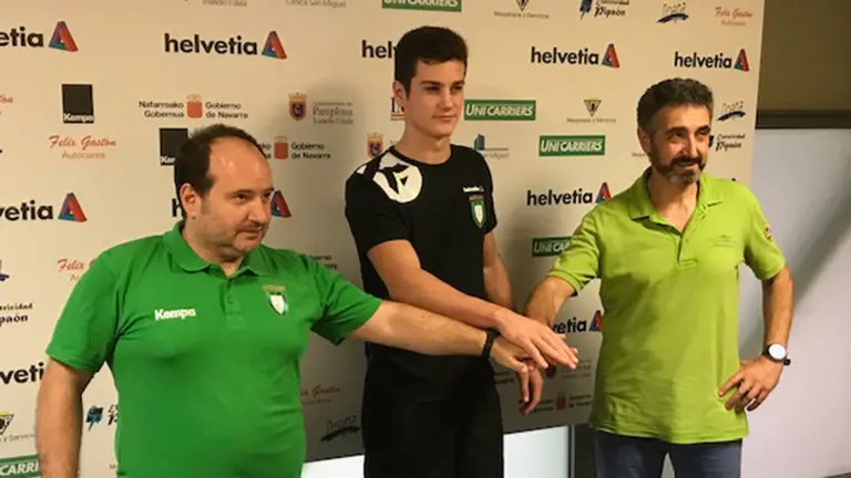 Ander Izquierdo junto a Iñaki Ániz y Miguel Ollacarizqueta. Anaitasunabmasobal.