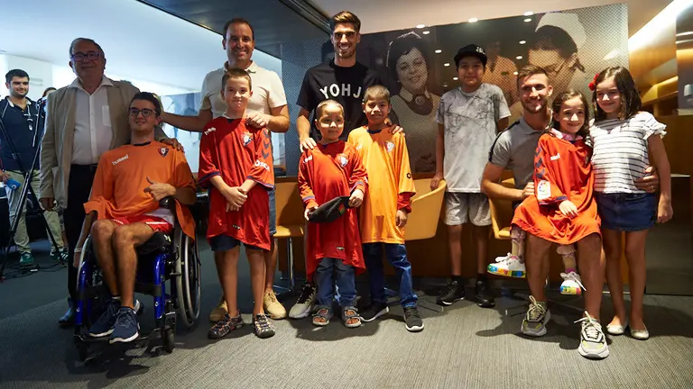 C.A. Osasuna entrega batas confeccionadas con camisetas del primer equipo a niños hospitalizados en la Clínica Universidad de Navarra, dentro de la iniciativa 'Las batas más fuertes'. MIGUEL OSÉS