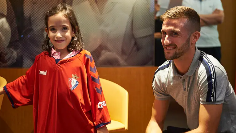 C.A. Osasuna entrega batas confeccionadas con camisetas del primer equipo a niños hospitalizados en la Clínica Universidad de Navarra, dentro de la iniciativa 'Las batas más fuertes'. MIGUEL OSÉS