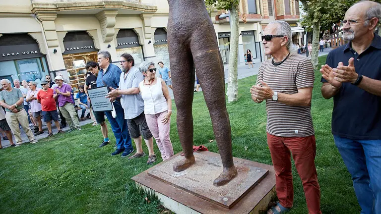 La asociación 'Sanfermines 78 Gogoan' vuelve a colocar un cartel provisional en la estatua 'Gogoan' que recuerda los sucesos ocurridos en los Sanfermines de 1978. IÑIGO ALZUGARAY