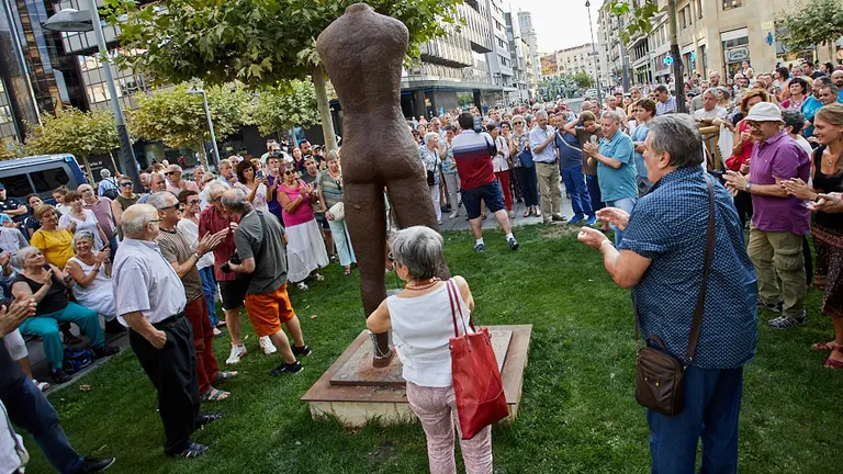 La asociación 'Sanfermines 78 Gogoan' vuelve a colocar un cartel provisional en la estatua 'Gogoan' que recuerda los sucesos ocurridos en los Sanfermines de 1978. IÑIGO ALZUGARAY