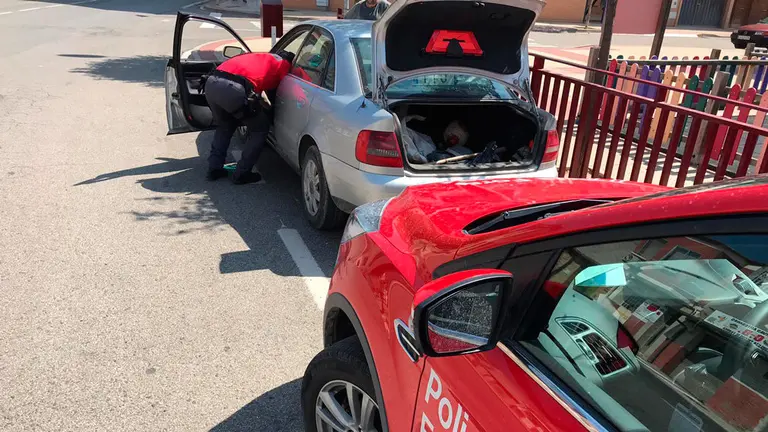 La Policía Foral inspecciona el vehículo del hombre denunciado. CEDIDA