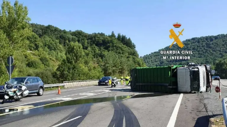 Volcado un camión en la autovía de A-15, a la altura de Urriza, en sentido Pamplona