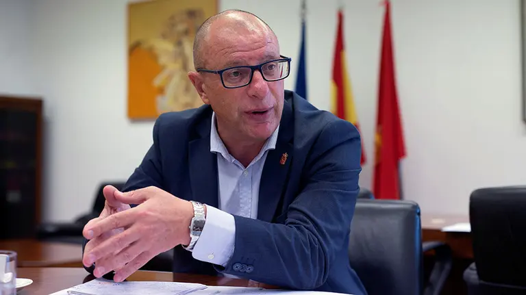 GRAF3804 PAMPLONA (Navarra), 31/8/2019.- El nuevo consejero de Educación, Carlos Gimeno, afronta el arranque de la legislatura "con ilusión" y con el deseo de dar "estabilidad" al sistema educativo navarro, donde pretende conseguir una escuela pública "de excelencia" para alumnos y docentes, y de "referencia" para la equidad y la igualdad de oportunidades.Así lo ha señalado Gimeno (San Adrián, 1965) en una entrevista con Efe, en un momento "muy ilusionante" porque el inicio del curso escolar pone a prueba el engranaje de la maquinaria del departamento, al que llega desde su mismo seno, ya que desde 1991 ha desarrollado funciones en la Administración foral y en varios centros educativos públicos, labor que ha compaginado con su militancia y responsabilidades derivadas en el PSN-PSOE.EFE/Iñaki Porto