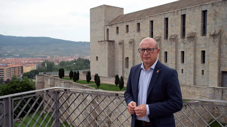 GRAF3806 PAMPLONA (Navarra), 31/8/2019.- El nuevo consejero de Educación, Carlos Gimeno, afronta el arranque de la legislatura "con ilusión" y con el deseo de dar "estabilidad" al sistema educativo navarro, donde pretende conseguir una escuela pública "de excelencia" para alumnos y docentes, y de "referencia" para la equidad y la igualdad de oportunidades.Así lo ha señalado Gimeno (San Adrián, 1965) en una entrevista con Efe, en un momento "muy ilusionante" porque el inicio del curso escolar pone a prueba el engranaje de la maquinaria del departamento, al que llega desde su mismo seno, ya que desde 1991 ha desarrollado funciones en la Administración foral y en varios centros educativos públicos, labor que ha compaginado con su militancia y responsabilidades derivadas en el PSN-PSOE.EFE/Iñaki Porto