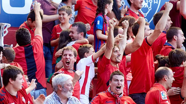 La grada de El Sadar durante el partido de La Liga Santander entre CA Osasuna y FC Barcelona. IÑIGO ALZUGARAY