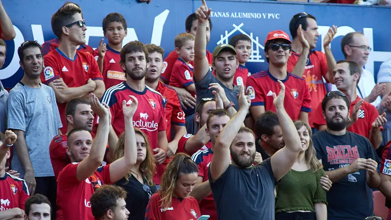 La grada de El Sadar durante el partido de La Liga Santander entre CA Osasuna y FC Barcelona. IÑIGO ALZUGARAY