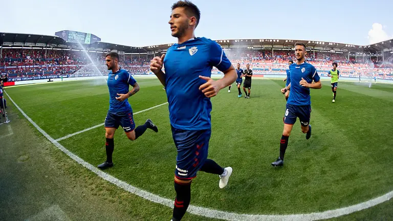 Partido de La Liga Santander entre CA Osasuna y FC Barcelona celebrado en el estadio de El Sadar. IÑIGO ALZUGARAY