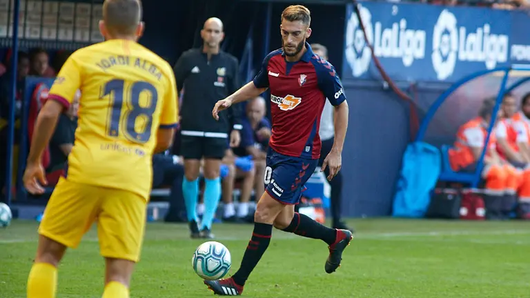 Torres durante el partido de La Liga Santander entre CA Osasuna y FC Barcelona celebrado en el estadio de El Sadar. IÑIGO ALZUGARAY