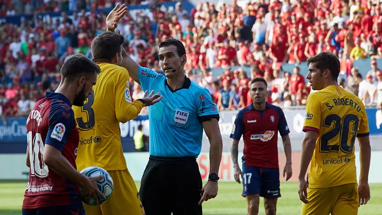 Juan Martínez Munuera en el partido de La Liga Santander entre CA Osasuna y FC Barcelona celebrado en el estadio de El Sadar. IÑIGO ALZUGARAY
