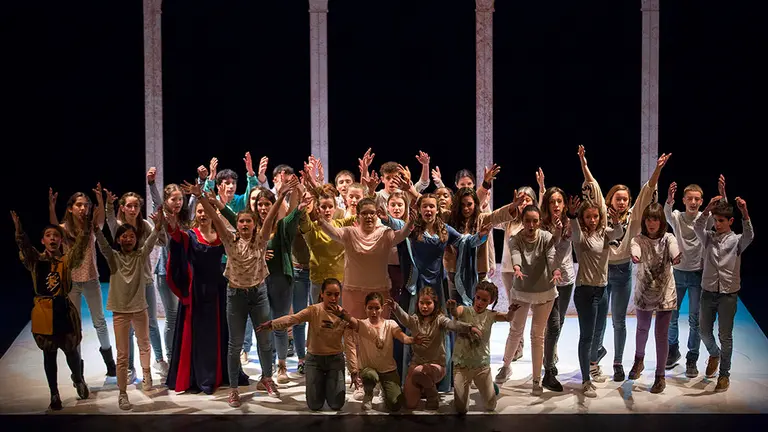 Imagen de la coral juvenil de la Coral de Cámara de Pamplona interpretando &#39;El caballero, la luna y la princesa&#39;. CEDIDA