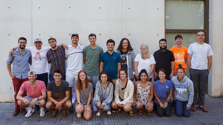 Estudiantes de la Universidad de Kentucky (Estados Unidos) y de la UPNA, fotografiados durante su estancia en el campus de Arrosadia, con Javier Samanes (de pie, primero por la izquierda) y Xabier Zubialde (de pie, primero por la derecha). CEDIDA