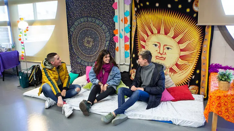 Dos alumnos y una alumna hacen uso de las instalaciones de Gela saludable. CEDIDA