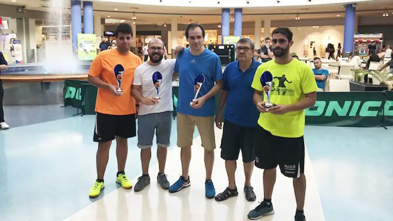 Participantes en el torneo de tenis de mesa de Oberena en Huarte. Cedida.