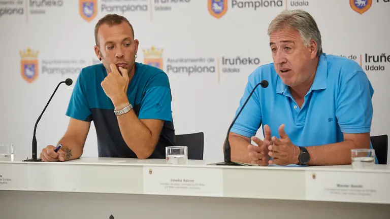 El portavoz de EH Bildu en el Ayuntamiento de Pamplona, Joseba Asiron, anuncia las líneas estratégicas de trabajo para este mandato. IÑIGO ALZUGARAY