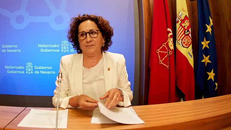 La consejera de Derechos Sociales, María Carmen Maeztu, presenta los datos del paro correspondientes al mes de agosto. IÑIGO ALZUGARAY