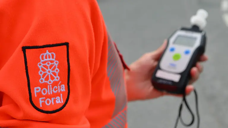 Un policía con un test de alcoholemía POLICÍA FORAL