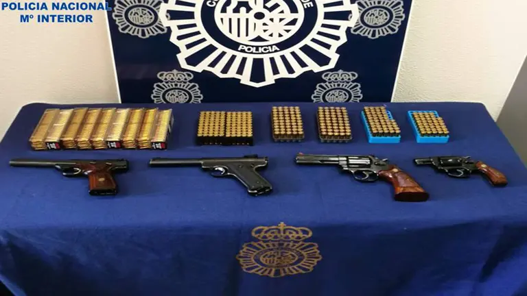 Las cuarto armas cortas (dos pistolas y dos rev&oacute;lveres) que ten&iacute;a ilegalmente el hombre detenido por amenazar a su hija POLIC&Iacute;A NACIONAL