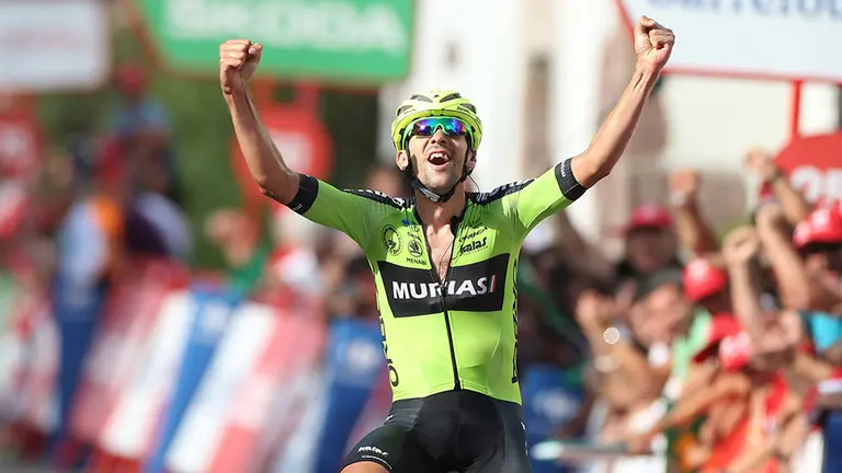 El ciclista vasco del equipo Murias Euskadi, Mikel Irurria, a su llegada a meta, donde se ha proclamado vencedor de la undécima etapa de la Vuelta a España 2019, con salida en la localidad francesa de Saint-Palais y meta en la navarra de Urdax-Dantxarinea con un recorrido de 180 kilómetros. EFE/Javier Lizón