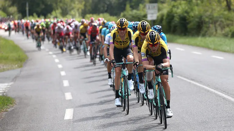 El pelotón este miércoles durante la undécima etapa de la Vuelta a España 2019, jornada con salida en la localidad francesa de Saint-Palais y meta en la navarra de Urdax-Dantxarinea con un recorrido de 180 kilómetros. EFE/ Javier Lizón