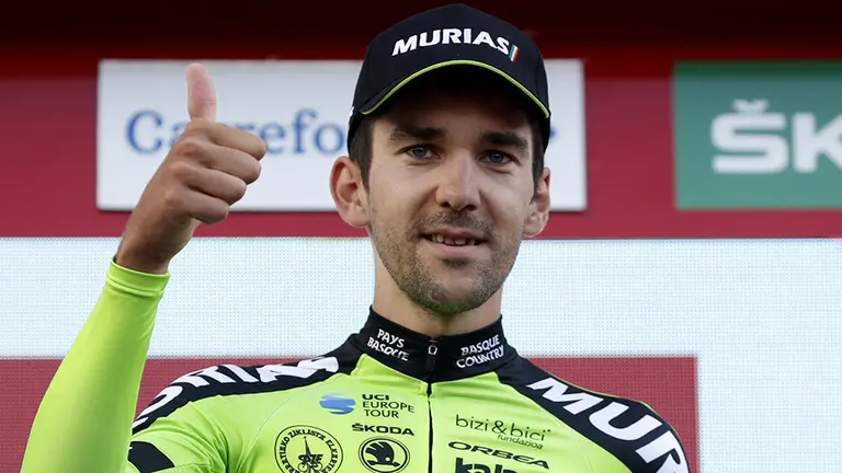 El ciclista vasco del equipo Murias Euskadi, Mikel Iturria, posa en el podio tras proclamarse vencedor de la undécima etapa de la Vuelta a España 2019, con salida en la localidad francesa de Saint-Palais y meta en la navarra de Urdax-Dantxarinea, y un recorrido de 180 kilómetros. EFE/Javier Lizón
