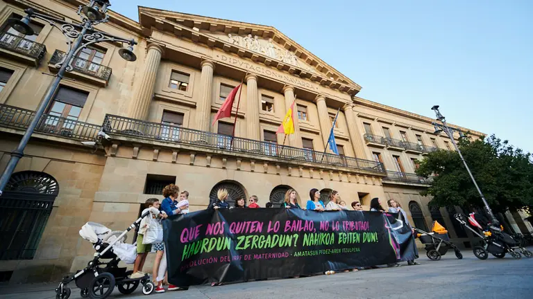Las madres navarras se manifiestan previa a una reunión con el Gobierno de Navarra para la devolución del IRPF. PABLO LASAOSA 3