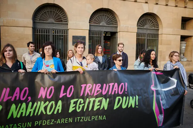 Las madres navarras se manifiestan previa a una reunión con el Gobierno de Navarra para la devolución del IRPF. PABLO LASAOSA 4