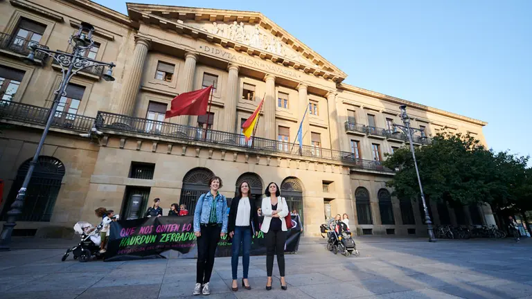 Las madres navarras se manifiestan previa a una reunión con el Gobierno de Navarra para la devolución del IRPF. PABLO LASAOSA