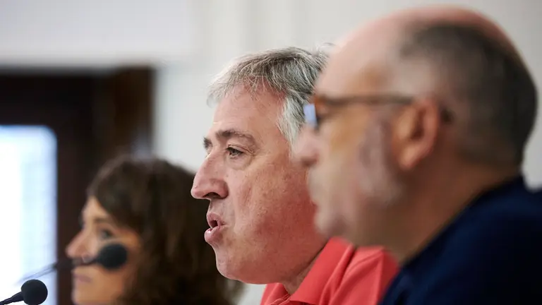 Joseba Asirón ofrece una rueda de prensa junto a Maider Beloki y Joxe Abaurrea. PABLO LASAOSA 2