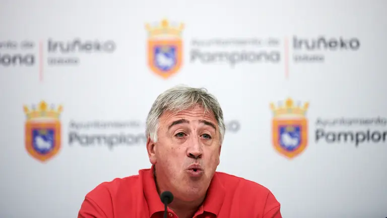 Joseba Asirón ofrece una rueda de prensa junto a Maider Beloki y Joxe Abaurrea. PABLO LASAOSA 5