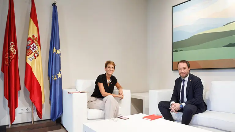 Imagen de María Chivite, presidenta del Gobierno, junto a Ramón Gonzalo, rector de la UPNA. GOBIERNO DE NAVARRA