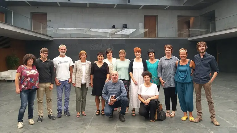 Imagen de los familiares de los acusados por el caso Alsasua en el Parlamento. EUROPA PRESS