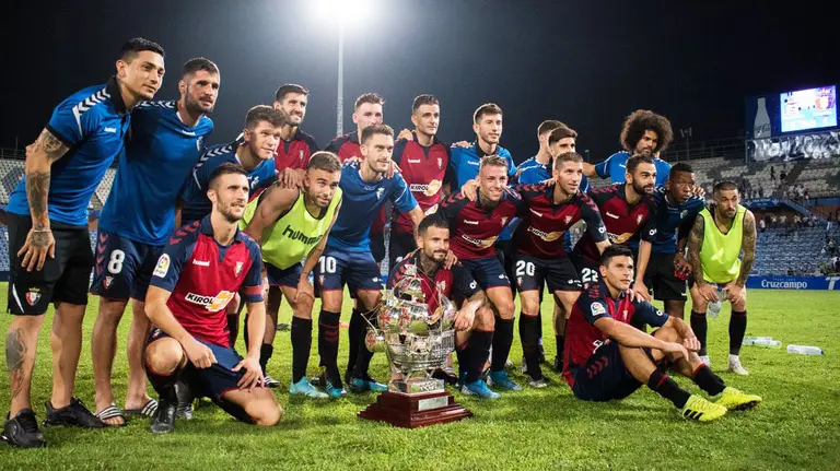 Osasuna posa con la carabela de plata en el estadio Nuevo Colombino. @CAOsasuna.