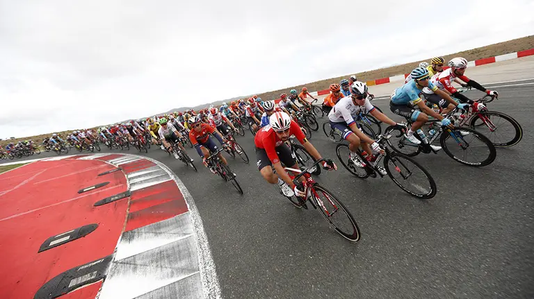 El pelotón rueda por el Circuito de Navarra al inicio de la duodécima etapa de la Vuelta a España 2019 que finaliza en Bilbao tras 171,4 kilómetros de recorrido. EFE/Javier Lizón