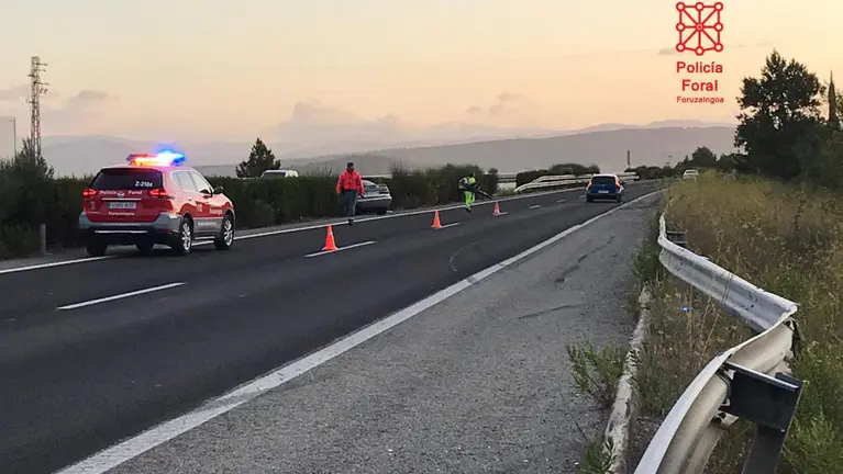 Accidente de tráfico en la AP-15, tras el que la joven conductoria ha sido trasladada al CHN POLICÍA FORAL