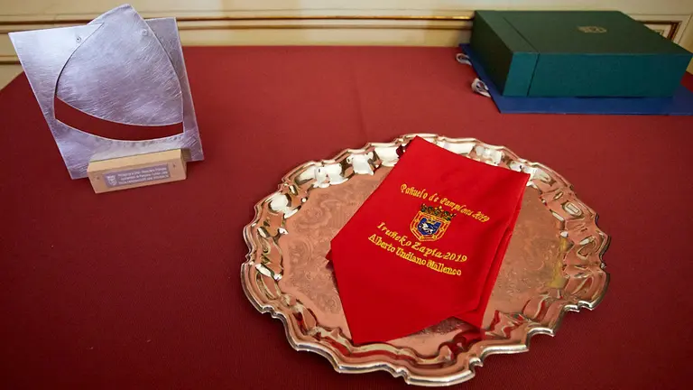 Entrega del 'Pañuelo de Pamplona' al exárbitro internacional Alberto Undiano Mallenco, dentro de los actos de conmemoración del Privilegio de la Unión. IÑIGO ALZUGARAY