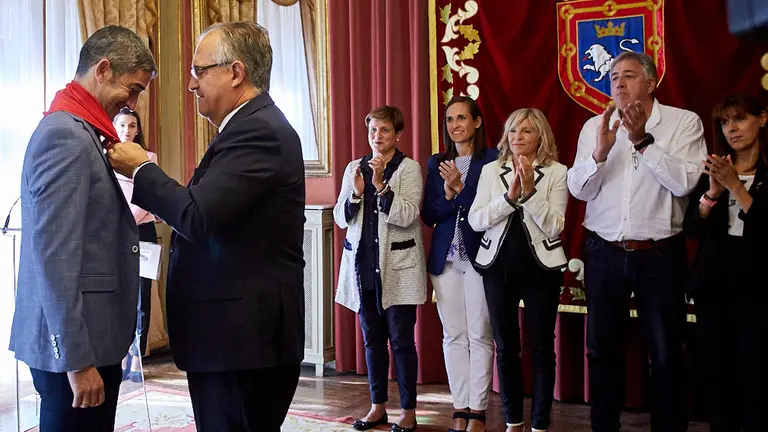 Entrega del 'Pañuelo de Pamplona' al exárbitro internacional Alberto Undiano Mallenco, dentro de los actos de conmemoración del Privilegio de la Unión. IÑIGO ALZUGARAY