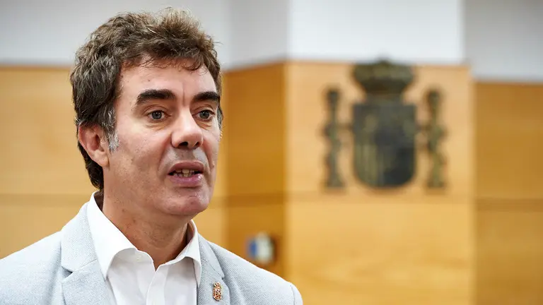 El consejero de Políticas Migratorias y Justicia, Eduardo Santos, visita el Tribunal Superior de Justicia de Navarra para conocer el nuevo sistema tecnológico de las salas de vistas. MIGUEL OSÉS