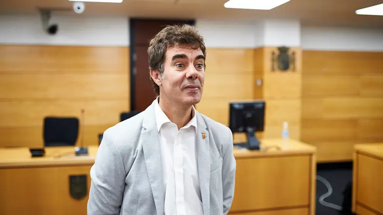 El consejero de Políticas Migratorias y Justicia, Eduardo Santos, visita el Tribunal Superior de Justicia de Navarra para conocer el nuevo sistema tecnológico de las salas de vistas. MIGUEL OSÉS