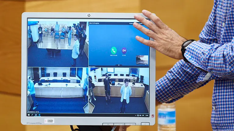 El consejero de Políticas Migratorias y Justicia, Eduardo Santos, visita el Tribunal Superior de Justicia de Navarra para conocer el nuevo sistema tecnológico de las salas de vistas. MIGUEL OSÉS