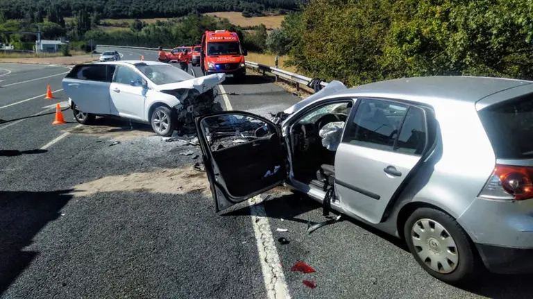 Colisión frontal entre dos vehículos en Ezcabarte POLICÍA FORAL