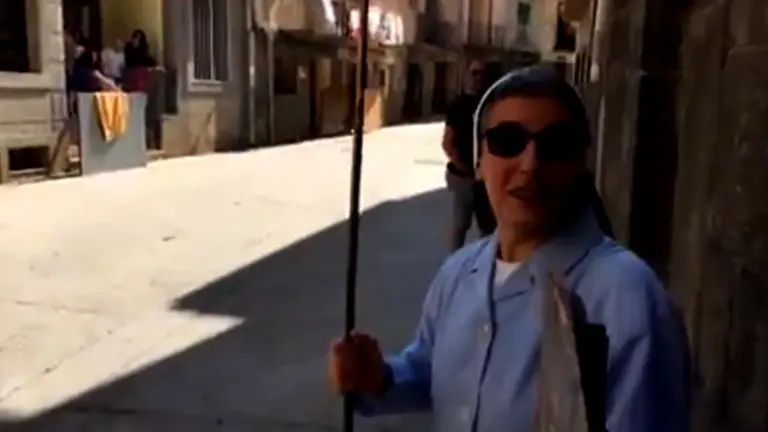 Imagen de Sor Encierro arreando a las vacas en la localidad riojana de Igea. YOUTUBE