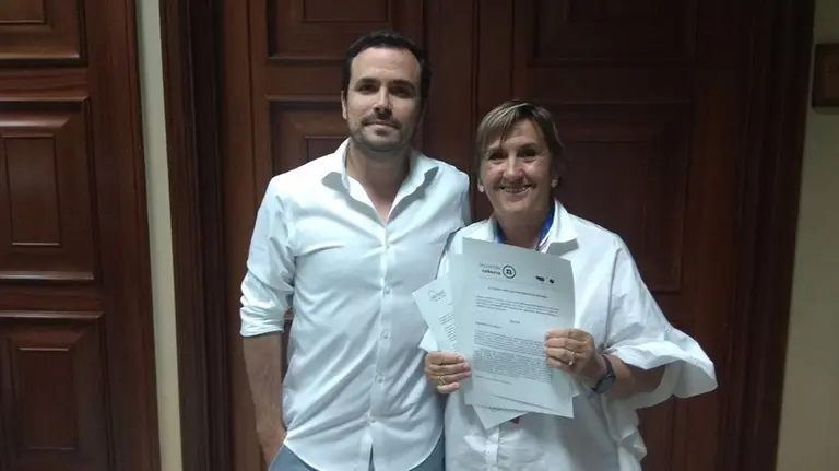El coordinador general de IU, Alberto Garzón, junto a la parlamentaria de I-E, Marisa de Simón EUROPA PRESS