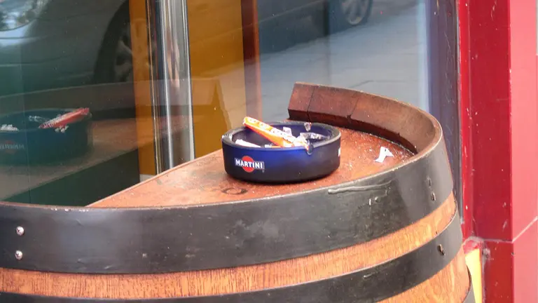 Imagen de archivo de un cigarro en el cenicero de un bar. ARCHIVO